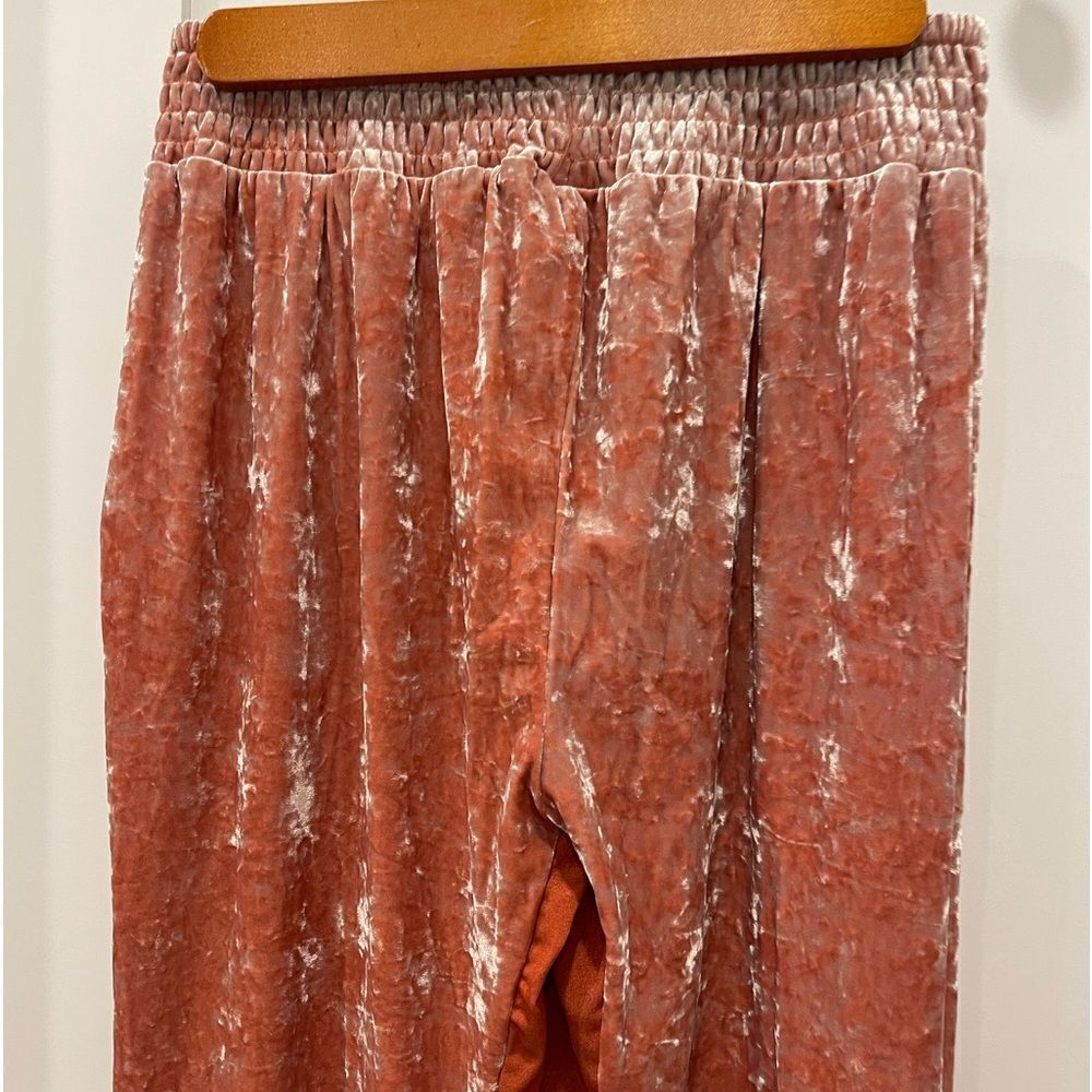 We are HAH 1 track mind pants in Rose
Crushed Velvet.Size S - Picture 9 of 14